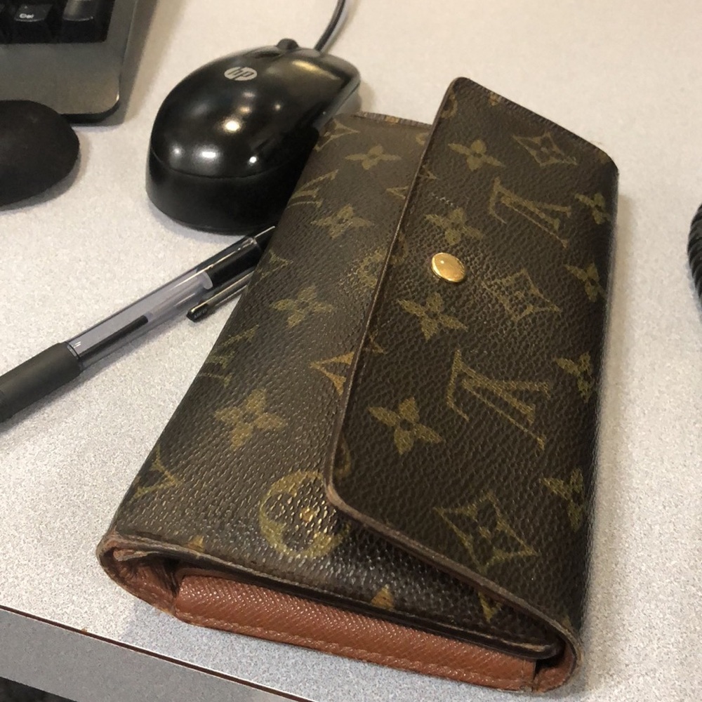 Authentic Louis Vuitton International Wallet - Picture 8 of 8